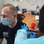 Pracownik Służby Więziennej w Białymstoku poddaje się szczepieniu przeciw COVID-19 