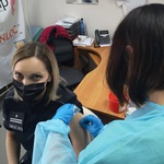 Pracownica Służby Więziennej w Białymstoku poddaje się szczepieniu przeciw COVID-19 