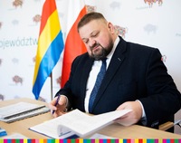 Stanisław Derehajło, Wicemarszałek Województwa Podlaskiego, podpisuje umowę o dofinansowanie.