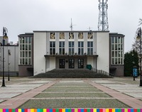 Fasada Teatru Dramatycznego im. A. Węgierki w Białymstoku. W tle widoczna wieża