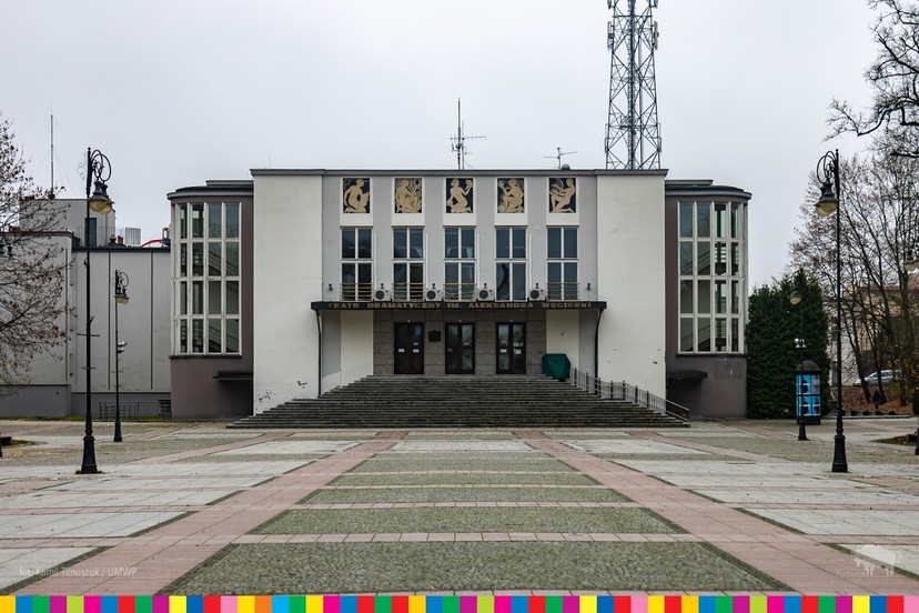 Fasada Teatru Dramatycznego im. A. Węgierki w Białymstoku. W tle widoczna wieża