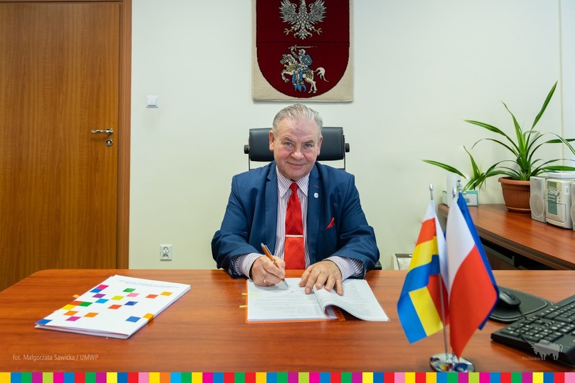 Marek Olbryś, Wicemarszałek Województwa Podlaskiego, podpisuje umowę o dofinansowanie
