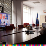 Artur Kosicki, Marszałek Województwa Podlaskiego przed ekranem, na którym widać uczestników spotkania online.