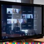 Monitor z ekranami uczestników spotkania online.