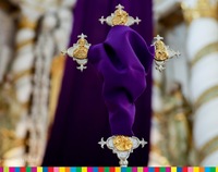Krzyż zasłonięty fioletowym płótnem.