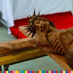 Fragment drewnianego krzyża z Jezusem ukrzyżowanym.