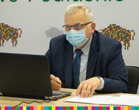 Przewodniczący sejmiku Bogusław Dębski przed ekranem monitora w trakcie spotkania online.