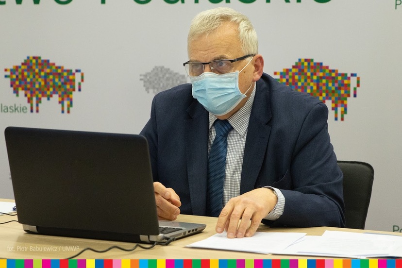 Przewodniczący sejmiku Bogusław Dębski przed ekranem monitora w trakcie spotkania online.