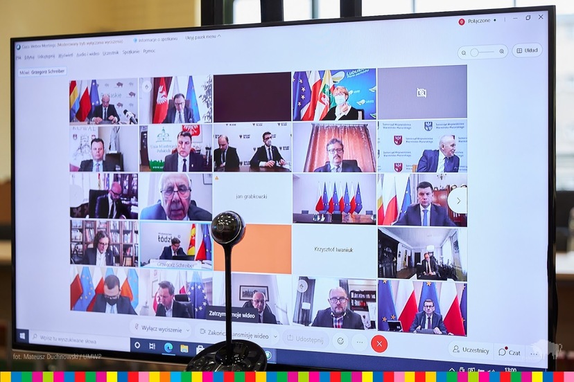 Ekran, na którym widać twarze osób, biorących udział w spotkaniu