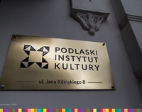 Tabliczka na budynku z napisem Podlaski Instytut Kultury i logo instytucji
