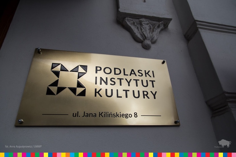 Tabliczka na budynku z napisem Podlaski Instytut Kultury i logo instytucji