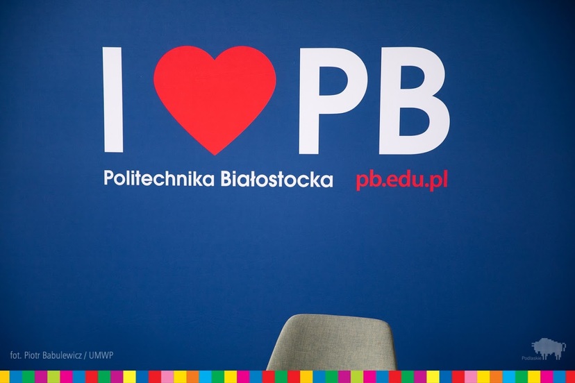 Napis I Love (serduszko)  Politechnika Białostocka oraz pb.edu.pl na niebieskim tle.
