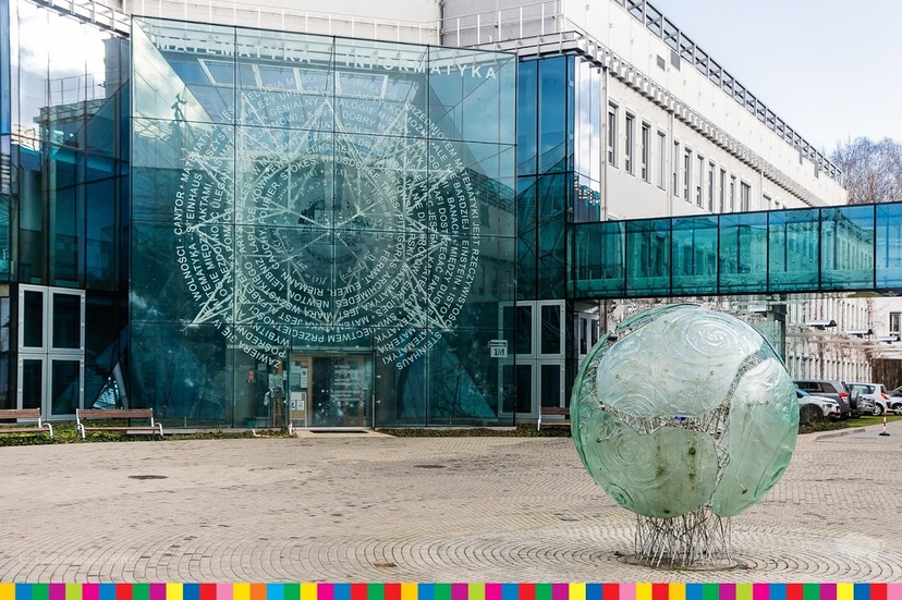 Budynek wydziału Matematyki i Informatyki Uniwersytetu w Białymstoku. Budynek ma szklaną elewację od strony wejścia.