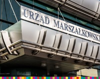 Napisz Urząd Marszałkowski nad wejściem do budynku urzędu