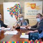  Piotr Rećko - starosta sokólski, Wiesława Burnos, członek zarządu województwa podpisują umowę.