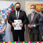 Od lewej stoją: Wiesława Burnos - członek zarządu, Piotr Rećko - starosta sokólski, Alicja Rysiejko, dyrektor Powiatowego Centrum Pomocy Rodzinie w Sokółce.