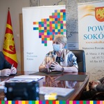 Od lewej siedzą przy stole: Piotr Rećko - starosta sokólski, Wiesława Burnos, członek zarządu województwa i Paweł Wnukowski, radny wojewódzki.