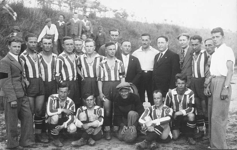 Drużyna Warmii Grajewo wraz z działaczami klubu przed jednym z ligowych meczów w 1935 roku