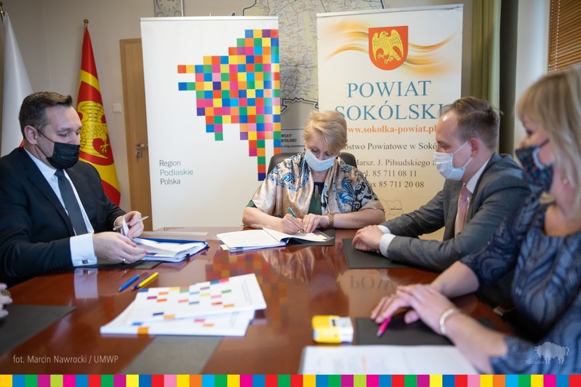 Podpisanie umowy o dofinansowanie przez Wiesławę Burnos, Członka Zarządu Województwa Podlaskiego i Piotra Rećko, Starostę Sokólskiego.