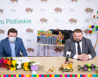 Wicemarszałek Stanisław Derehajło po prawej i Zastępca dyrektora Mariusz Rytel siedzą za stołem