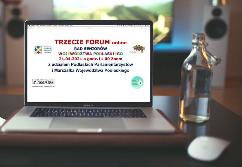 Ekran laptopa z informacją o terminie posiedzenia III Forum Rad Seniorów