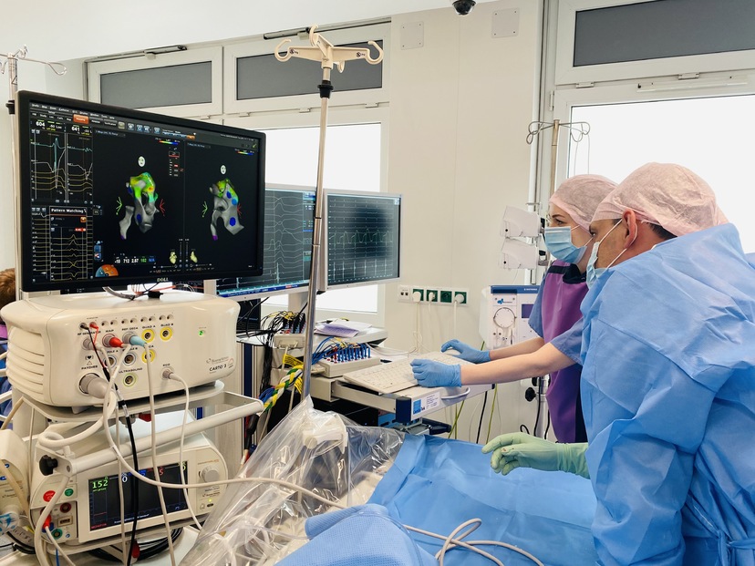 Dwoje lekarzy na sali operacyjnej patrzy na ekran komputera