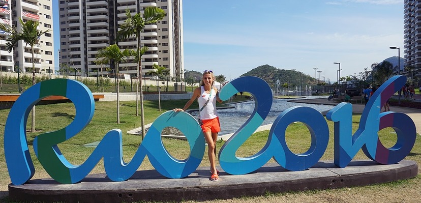 Iwona Bernardelli, lekkoatletka na tle logotypu Igrzysk Olimpijskich w Rio