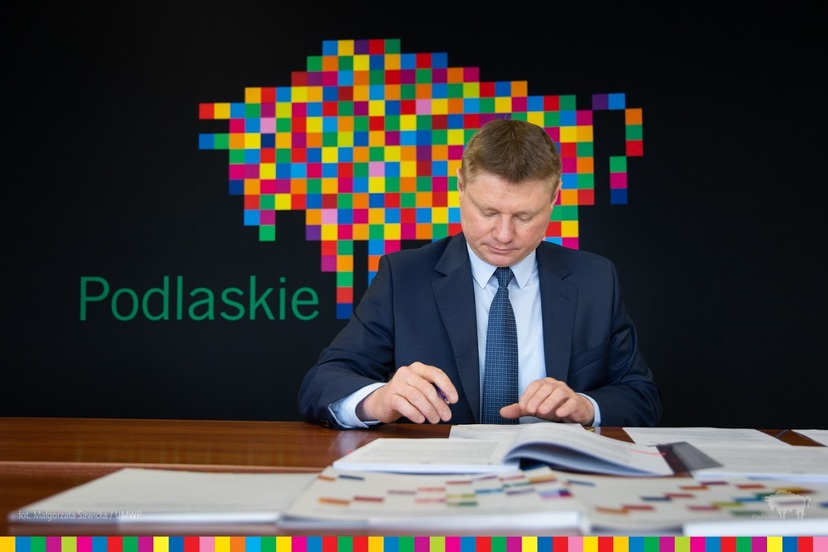 Marek Malinowski, członek zarządu województwa podpisuje umowy na dotacje inwestycji