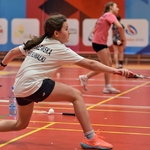 Zawodniczka SKB Suwałki odbija paletką lotkę badmintonową