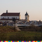 Panorama Tykocina. Most nad rzeką oraz kościoł
