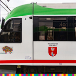 Bok pociągu z herbem i logo Podlaskiego.