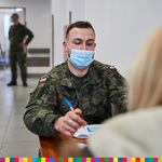 Żołnierz przyjmuje pacjentów na szczepienia