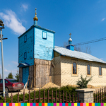 Cerkiew w trakcie remontu. Przód cerkwi jest drewniana w kolorze niebieskim