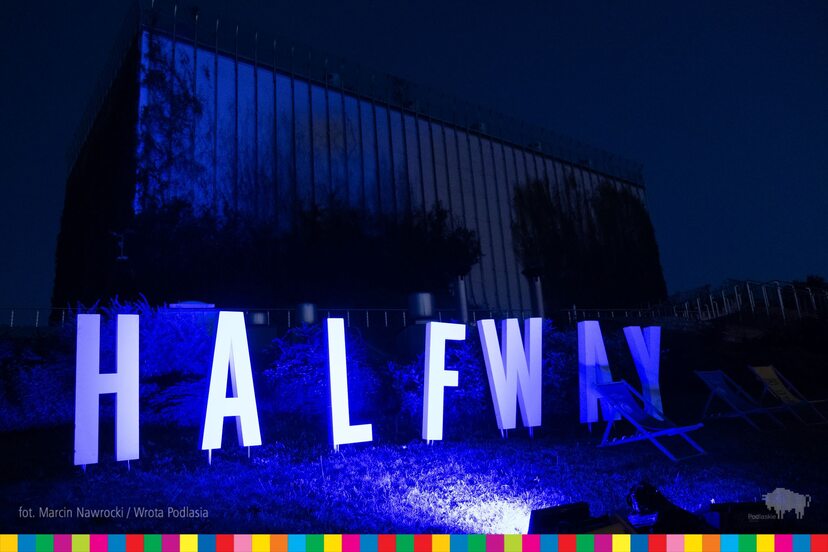 Pod budynkiem Opery i Filharmonii Podlaskiej ułożony napis "Halfway" ze świecących liter