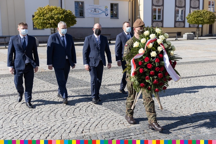 Przedstawiciele samorządu województwa składają wieniec przed pomnikiem Piłsudskiego