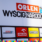 Ścianka z logotypami różnych firm oraz z logiem Orlen Wyścig Narodów