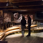 Dwie osoby zwiedzające muzeum