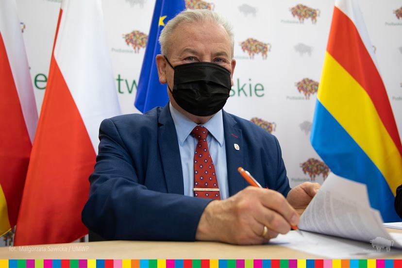 Marek Olbryś podpisuje umowę o dofinansowanie