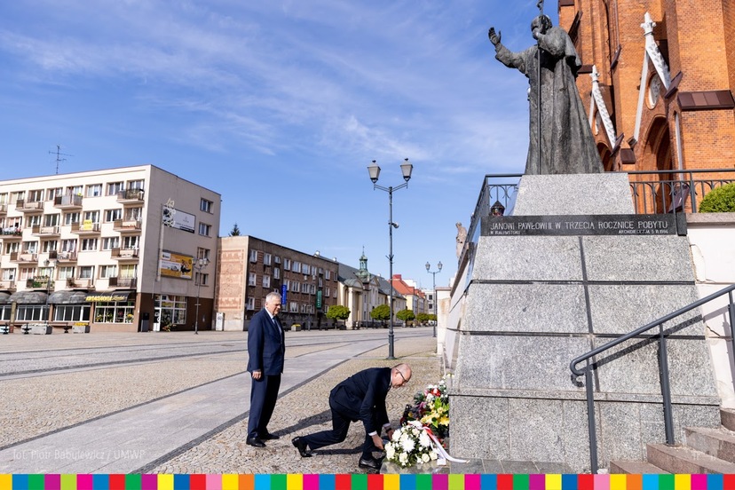 Marszałek Artur Kosicki składa kwiaty pod pomnikiem Jana Pawła II