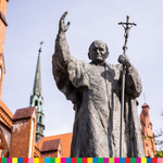 Pomnik Ojca Świętego Jana Pawła II. W tle widoczna białostocka katedra