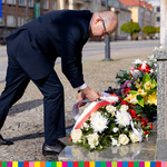 Marszałek Artur Kosicki składa wieniec kwiatów pod pomnikiem Jana Pawła II