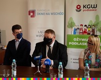 Wicemarszałek Derehajło i wiceprezes zarządu fundacji Okno na wschód oraz przedstawicielka KGW