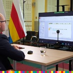 Marszałek Artur Kosicki podczas konferencji online. 