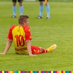 Piłkarz siedzący na trawie
