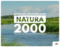 W tle widoczna rzeka oraz trawa. Napis "Europejski Dzień Obszarów Natura 2000".