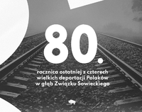 Biała cyfra 80 na tle czarnych torów kolejowych.