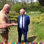 Wicemarszałek Olbryś z dyrektorem Sachmacińskim rozmawiają na tle zieleni.