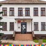 Biały budynek urzędu gminy w Gródku.