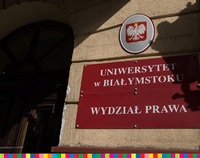 Czerwona tablica na budynku z napisem Wydział Prawa, Uniwersytet w Białymstoku