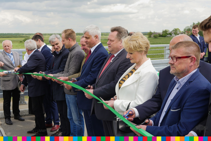 Członek Zarządu Województwa Podlaskiego, Wiesława Burnos oraz inne osoby podczas otwarcia mostu w Jagłowie